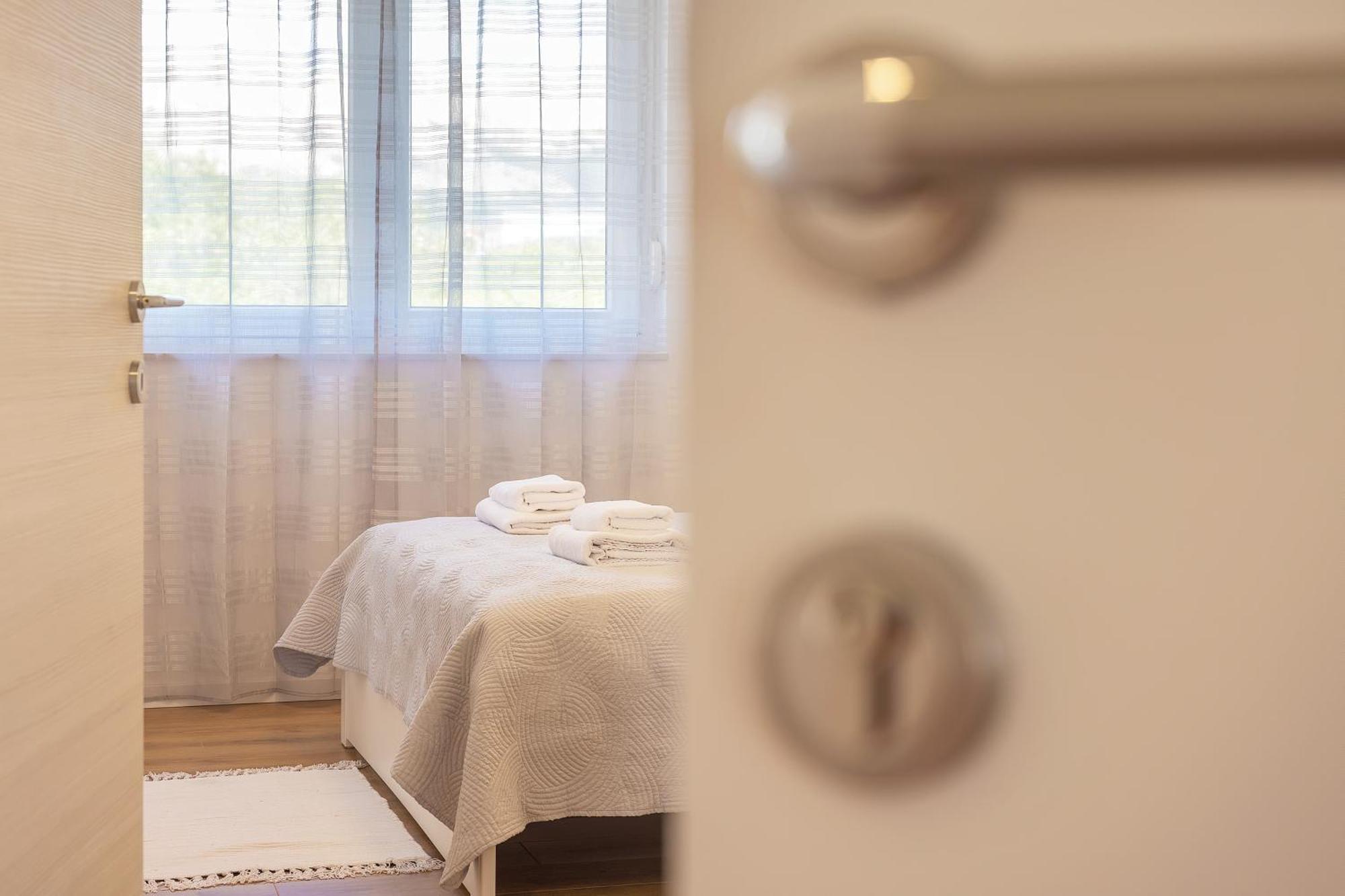 Poolside Apartments Anabella Baška Eksteriør bilde